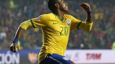 justicia de brasil ordena que robinho entregue el pasaporte tras acusacion por violacion en italia