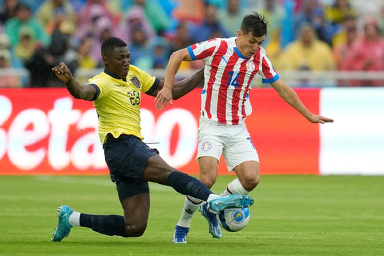 ARCHIVO - El volante ecuatoriano Moisés Caicedo corta el avance del paraguayo Andrés Cubas durante un partido de las eliminatorias del Mundial, el 10 de octubre de 2024, en Quito. (AP Foto/Dolores Ochoa)