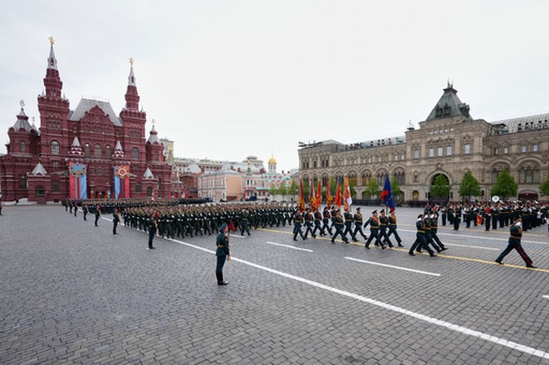 Militares rusos marchan durante el desfile del Día de la Victoria en Moscú, el sábado 9 de mayo de 2026, en la conmemoración del 81er aniversario de la victoria de la Unión Soviética sobre la Alemania nazi en la II Guerra Mundial. (AP Foto/Pavel Bednyakov, Pool)