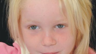 americateve | En esta fotograf&iacute;a sin fecha difundida por el organismo de caridad "La sonrisa del ni&ntilde;o", una ni&ntilde;a conocida como Mar&iacute;a que fue descubierta la semana pasada en el centro de Grecia durante un allanamiento de la polic&ia