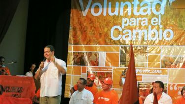 americateve | Luego de lo que denominaron ?La salida? (acción de protesta que exige, entre otras cosas, la renuncia de Nicolás Maduro, la organización política que preside Leopoldo López comenzará , la próxima semana a recoger firmas para activar este mecanismo que per