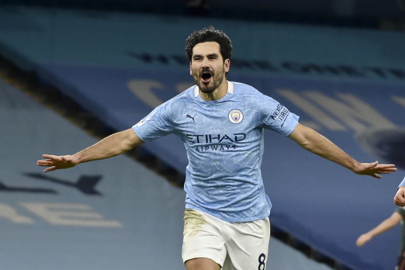 ARCHIVO - Foto del 13 de febrero del 2021, Ilkay Gundogan del Manchester City celebra tras anotar el tercer gol en el duelo ante el Tottenham en la Liga Premier. El viernes 23 de agosto del 2024, Gundogan regresa al City tras pasar un año con el Barcelona. (AP Foto/Rui Vieira, Pool Archivo)