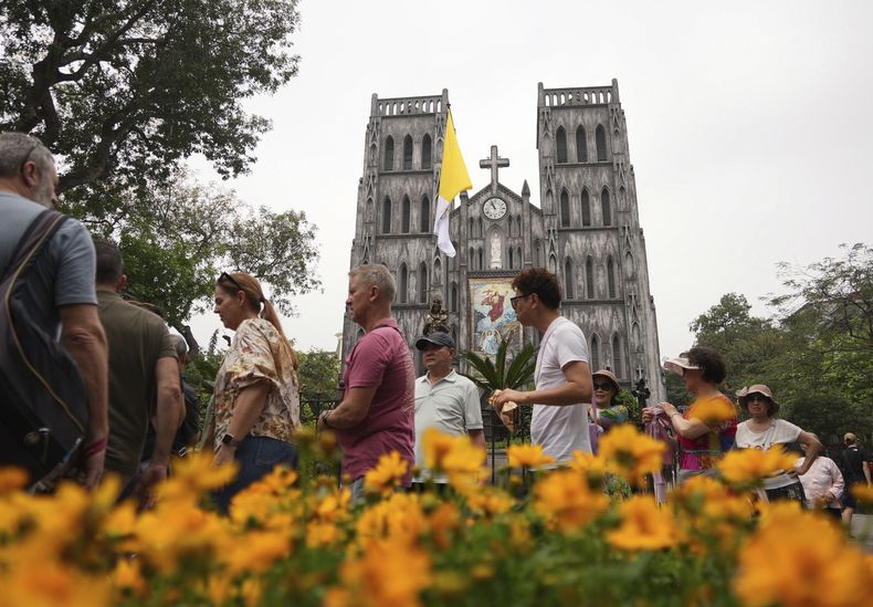 Turistas visitan la Catedral de San José, en Hanói, Vietnam, el 22 de abril de 2025. (AP Foto/Hau Dinh)