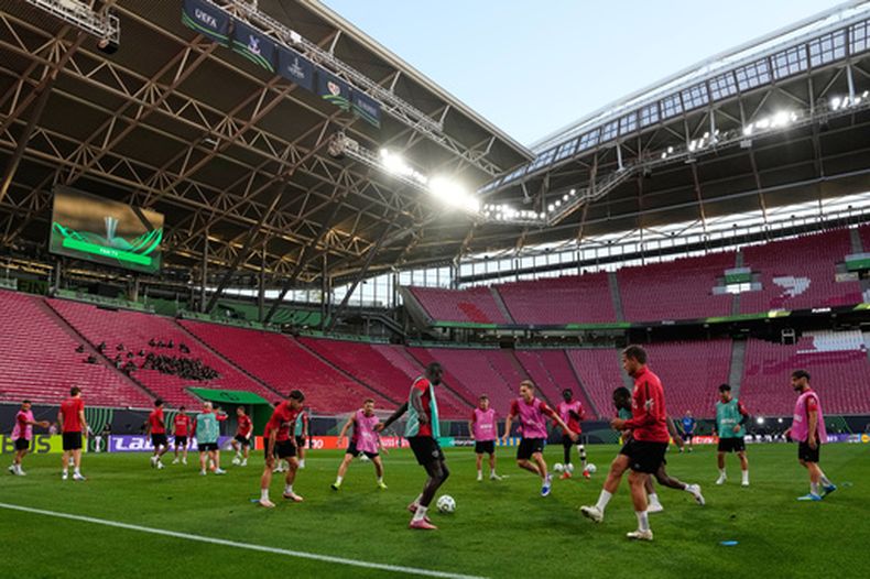 Los jugadores del Rayo se ejercitan durante una sesión de entrenamiento previo a la final de la Liga Conferencia de Europa entre el Crystal Palace y el Rayo Vallecano en Leipzig, Alemania, el martes 26 de mayo de 2026. (Foto AP/Michael Probst)