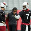 El QB de los Cardenales de Arizona, Jacoby Brissett (7), habla con Carson Beck (izquierda), durante la práctica del campamento de entrenamiento de la NFL, el jueves 23 de julio de 2026, en Glendale, Arizona. (Foto AP/Ross D. Franklin)