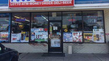 ladrones roban dinero en efectivo de una tienda de conveniencia en north miami