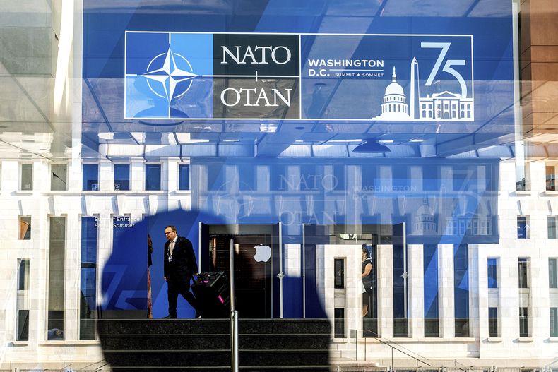 Una persona en el Centro de Convenciones Walter E. Washington en Washington, donde se realiza la cumbre de la OTAN, el 9 de julio del 2024. (Foto AP/Noah Berger)