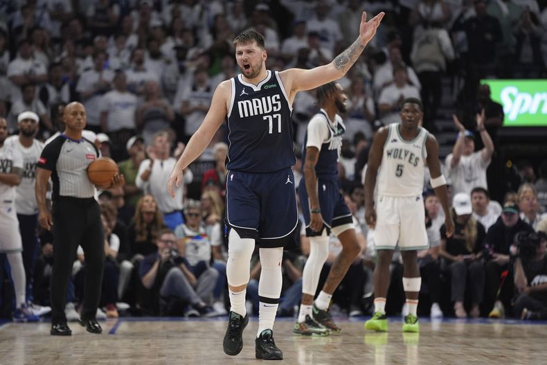 El escolta de los Dallas Mavericks, Luka Doncic (77), durante la segunda mitad en el Juego 1 de las finales de la Conferencia Oeste de baloncesto de la NBA contra los Minnesota Timberwolves, el miércoles 22 de mayo de 2024, en Minneapolis. (AP Foto/Abbie Parr)