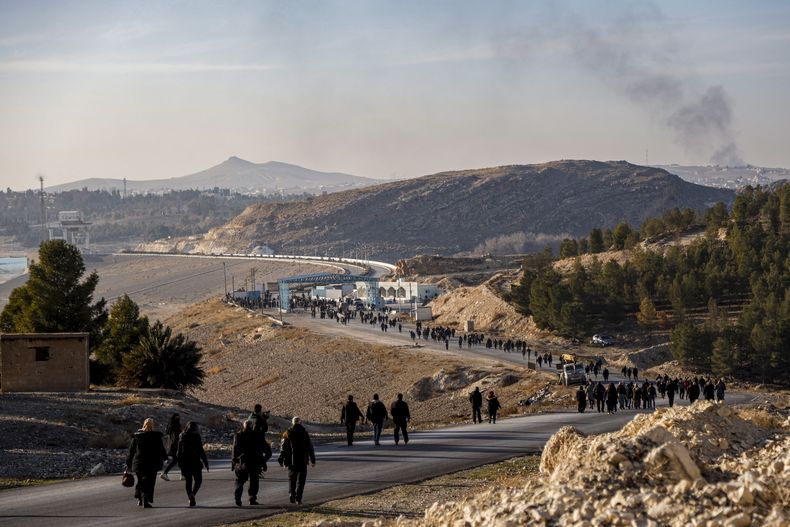 Habitantes del noreste de Siria caminan hacia la Represa Tishrin para ir a una protesta para pedir el fin de la guerra en la zona alrededor de Alepo, Siria, el 8 de enero del 2025. (AP foto/Baderkhan Ahmad)