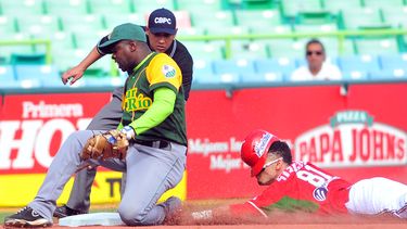 Tomateros de Mexico contra Pinar del Rio Cuba en su primer enfrentamiento. La jugada en tercera base abrió las puertas de la primera carrera mexicana.