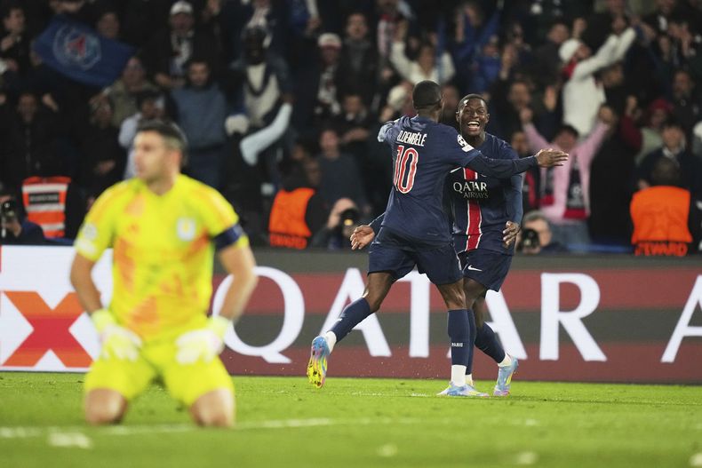 Nuno Mendes, derecha, celebra con Ousmane Dembelé, ambos del PSG, después de un gol durante los cuartos de final de la Liga de Campeones, en el partido de ida entre Paris Saint-Germain y Aston Villa en el estadio Parque de los Príncipes, en París, el miércoles 9 de abril de 2025. (AP Foto/Thibault Camus)