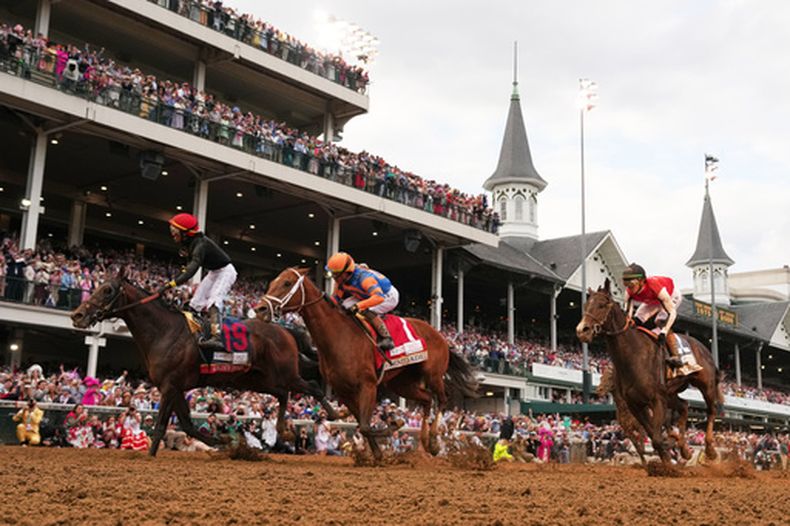 El jockey Jose L. Ortiz, izquierda, celebra después de la victoria montando a Golden Tempo (19) en la 152da edición del Derby de Kentucky, en Churchill Downs, el sábado 2 de mayo de 2026, en Louisville, Kentucky. (AP Foto/Abbie Parr)