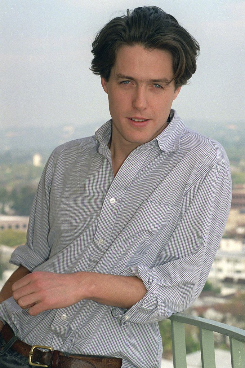 ARCHIVO - El actor Hugh Grant aparece durante una sesión de retratos en Los Ángeles el 7 de marzo de 1994. (Foto AP/Nick Ut, archivo)