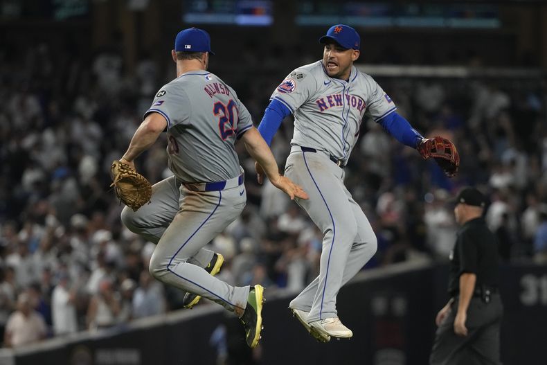 Pete Alonso (izquierda) y el cubano José Iglesias, de los Yankees de Nueva York, festejan el triunfo sobre los Yankees de la misma ciudad, el martes 23 de julio de 2024 (AP Foto/Pamela Smith)