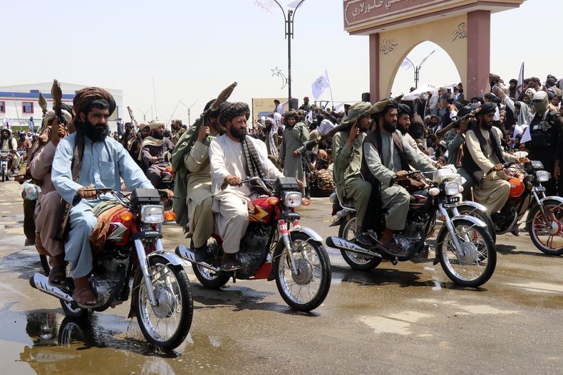 Combatientes talibanes celebran el tercer aniversario de la retirada de las fuerzas encabezadas por Estados Unidos, en Lashkar Gah, provincia Helmand, sudoeste de Afganistán, el 14 de agosto del 2024. (AP foto/Abdul Khaliq)