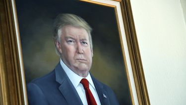 ARCHIVO - Un retrato del presidente de EEUU, Donald Trump, cuelga en el Capitolio de Colorado después de una ceremonia de develación el 1 de agosto de 2019 en Denver. (AP Foto/Thomas Peipert, Archivo)