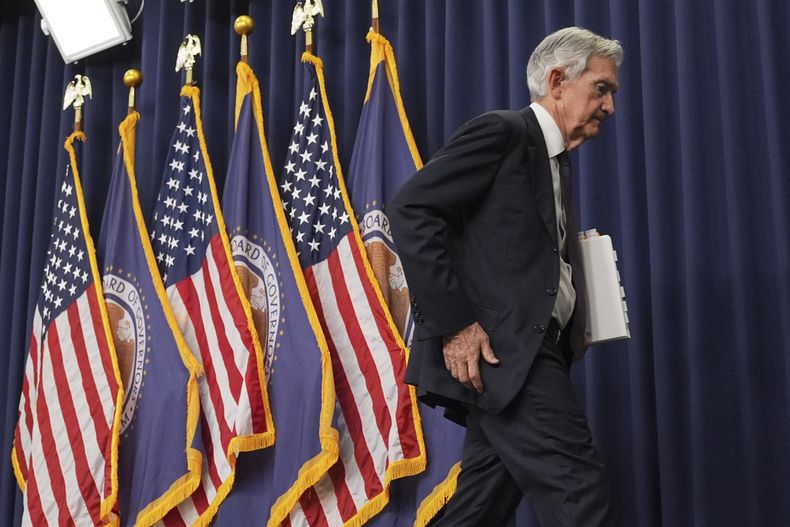 El presidente de la Reserva Federal Jerome Powell sale de una conferencia de prensa en la sede de la institución en Washington el 7 de mayo del 2025. (AP foto/Jacquelyn Martin)