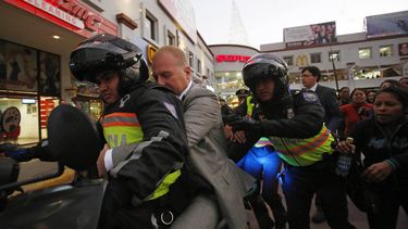 americateve | Un funcionario de una compa&ntilde;&iacute;a petrolera es ayudado a salir del sitio donde grupos opositores a la explotaci&oacute;n petrol&iacute;fera de una zona de Ecuador. El gobierno de Ecuador pidi&oacute; una disculpa al embajador de Chile y a un em