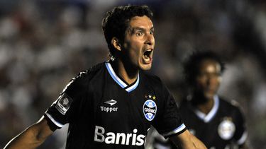 americateve | El paraguayo Cristian Riveros festeja su gol con el Gremio de Brasil en un cotejo de la Copa Libertadores frente al Nacional de Uruguay, el jueves 13 de febrero de 2014, en Montevideo (AP Foto/Matilde Campodonico)