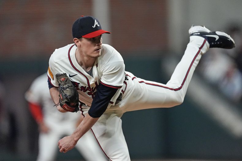 Max Fried, abridor de los Bravos de Atlanta, realiza un lanzamiento en la novena entrada del juego ante los Marlins de Miami, el martes 23 de abril de 2024 (AP Foto/John Bazemore)