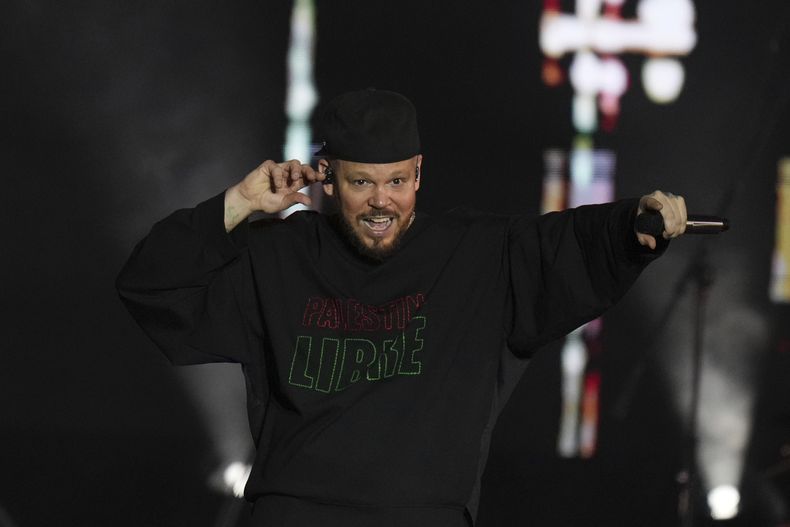 El rapero, escritor y cineasta puertorriqueño René Pérez Joglar, conocido profesionalmente como Residente, realiza un concierto gratuito en el Zócalo de la Ciudad de México, el sábado 6 de septiembre de 2025. (Foto AP/Eduardo Verdugo)