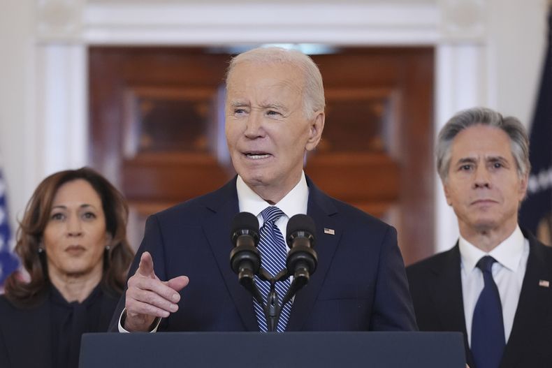 El presidente Joe Biden, en el centro, con la vicepresidenta Kamala Harris, a la izquierda, y el secretario de Estado Anthony Blinken, a la derecha, habla en el Cross Hall de la Casa Blanca sobre el anuncio de un acuerdo de alto el fuego en Gaza y la liberación de decenas de rehenes tras más de 15 meses de guerra, el miércoles 15 de enero de 2025, en Washington. (AP foto/Evan Vucci)