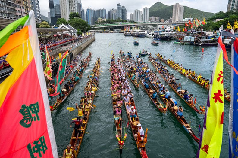 Competidores participan en la carrera de Botes de Dragón de Aberdeen para celebrar la Fiesta del Bote del Dragón, en Hong Kong, el 19 de junio de 2026. (AP Foto/Chan Long Hei)