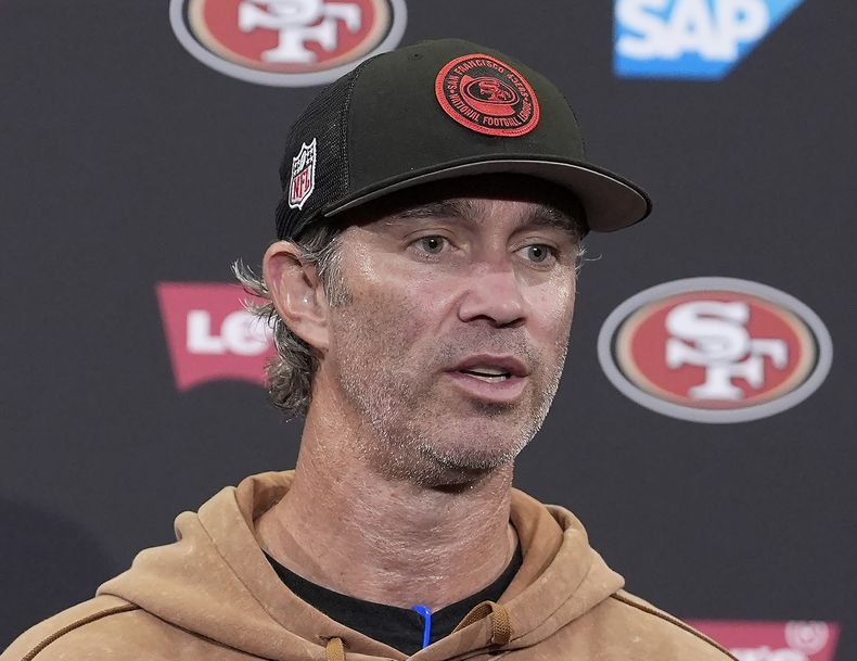 ARCHIVO - Nick Sorensen, coordinador defensivo de los 49ers de San Francisco, habla en una conferencia de prensa el 31 de julio de 2024 (AP Foto/Jeff Chiu, archivo)