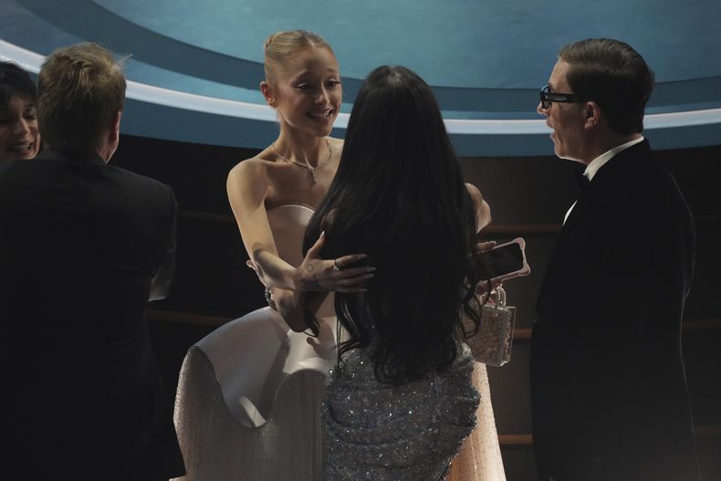 Ariana Grande, izquierda, y Demi Moore entre el público durante la ceremonia de los Oscar el domingo 2 de marzo de 2025 en el Dolby Theatre de Los Ángeles. (Foto AP/Chris Pizzello)