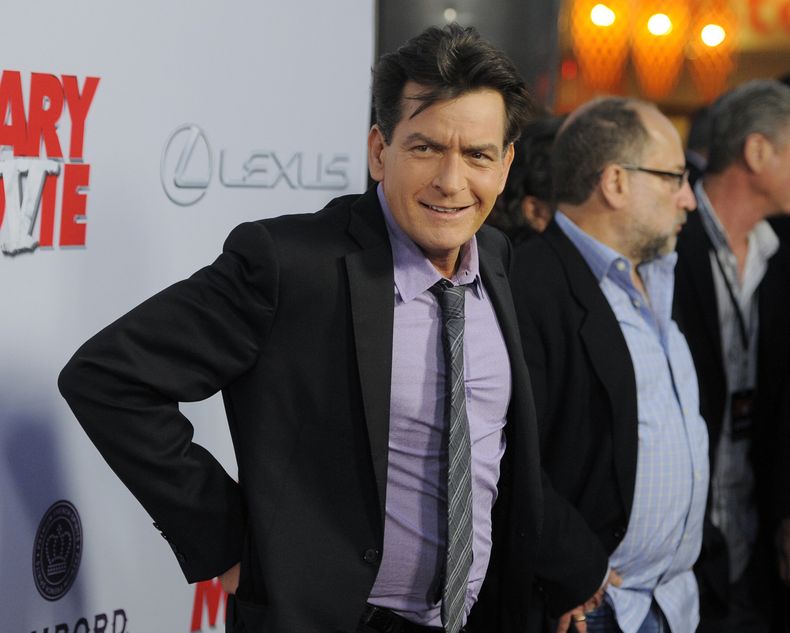 ARCHIVO - Charlie Sheen, integrante del reparto de Scary Movie V, posa en el estreno de la cinta el 11 de abril de 2013, en Los Ángeles. (Foto de Chris Pizzello/Invision/AP, archivo)