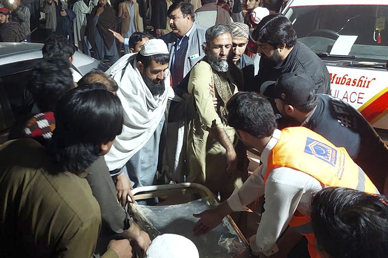 Rescatistas ayudan a víctimas tras el estallido de la bomba en Bannu, Pakistán, el 4 de marzo del 2025. (AP foto/Ehsan Ullah Khan)