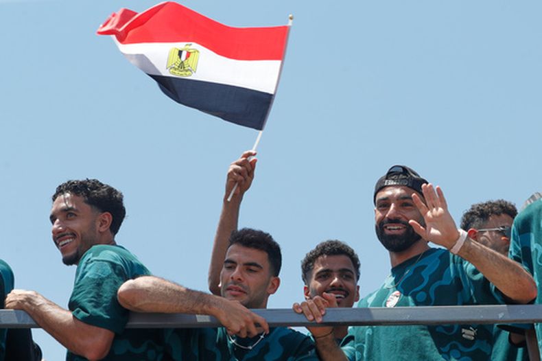 El delantero Mohamed Salah (derecha) sonríe en el recibimiento a la selección de Egipto en el aeropuerto de El Alamein el viernes 10 de julio de 2026. (AP Foto)