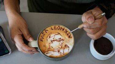 La barista Ariana Mallma decora un capuchino con un dibujo del papa León XIV en la cafetería Ynn Coffee de Lima, Perú, el martes 22 de septiembre de 2026. (Foto AP/Martin Mejía)