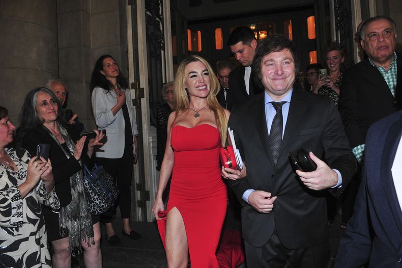 El candidato presidencial Javier Milei sale del Teatro Colón con su novia, Fátima Florez, en Buenos Aires, Argentina, el viernes 17 de noviembre de 2023. Milei se enfrentará al ministro de Economía, Sergio Massa, en una segunda vuelta el 19 de noviembre. (Foto AP/Ramiro Souto)