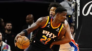 Ayton y Booker llevan a Suns a derrotar 108-102 a Pistons