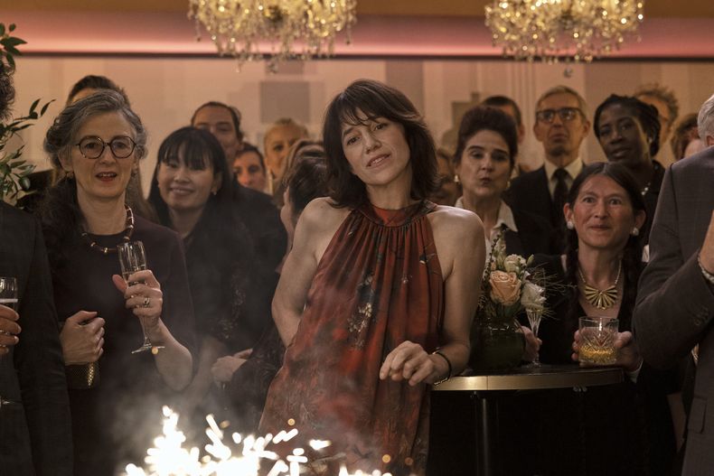 Esta imagen publicada por Amazon MGM Studios muestra a Charlotte Gainsbourg en una escena de Etoile. (Philippe Antonello/Amazon MGM Studios via AP)