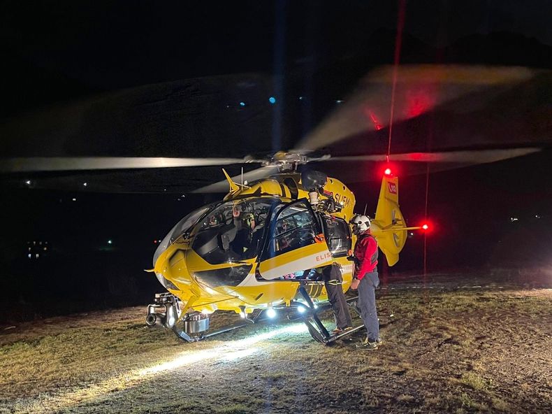 Foto entregada por el Servicio Italiano de Rescates Alpinos el 2 de noviembre del 2025 que muestra a rescatistas abordando un helicóptero para buscar a cinco alpinistas alemanes que fueron golpeados por una avalancha en Cima Vertana, en las Montañas Ortler en Solda, Italia. (Servicio Italiano de Rescates Alpinos via AP)