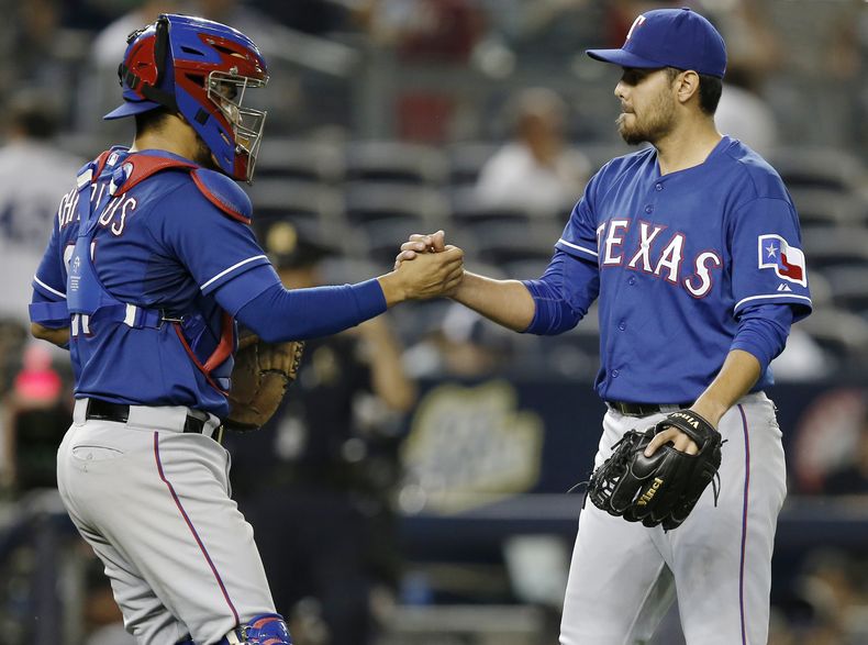 Robinson Chirinos, de los Rangers de Texas, felicita al lanzador mexicano Joakim Soria en el partido contra los Yanquis de Nueva York, el 21 de julio de 2014. Los Tigres de Detroit adquirieron a Soria, se inform&oacute; el jueves 24 de julio. (Foto AP/Kat
