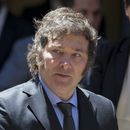 ARCHIVO - El presidente argentino Javier Milei a su salida de un evento el 26 de enero de 2024, en Buenos Aires. El gobierno argentino anunció el martes 12 de marzo de 2024 la apertura de las importaciones de productos de la canasta básica y de medicamentos por la suba desmedida de precios en los primeros días de marzo. (AP Foto/Natacha Pisarenko, Archivo)