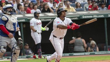 El dominicano José Ramírez, de los Guardianes de Cleveland, batea un jonrón de dos carreras en el duelo ante los Azulejos de Toronto, el sábado 22 de junio de 2024 (AP Foto/Phil Long)
