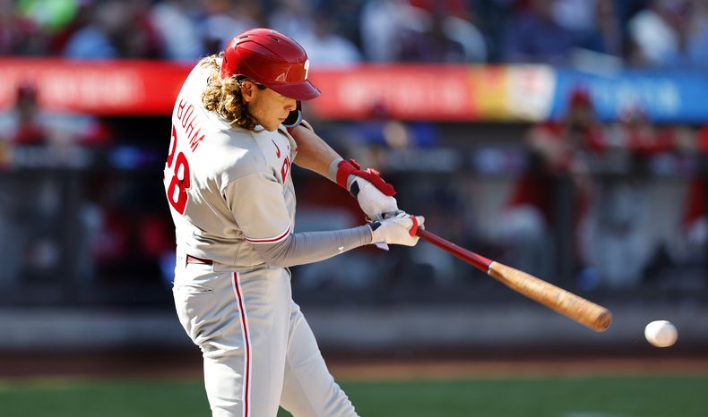 Alec Bohm, de los Filis de Filadelfia, batea un sencillo en contra de los Mets de Nueva York durante la primera entrada del juego de béisbol del domingo 1 de octubre de 2923, en Nueva York. (AP Foto/Noah K. Murray)