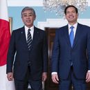 El secretario de Estado Marco Rubio (d) con el ministro de exteriores japonés Iwaya Takeshi en Washington el 1 de julio del 2025. (AP foto/Jose Luis Magana)