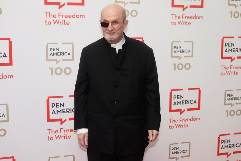 El autor Salman Rushdie asiste a la Gala Literaria de PEN America 2023 el jueves 18 de mayo de 2023 en Nueva York. (Foto AP/Frank Franklin II)
