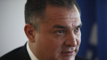 ARCHIVO - El secretario de Seguridad mexicano Genaro García Luna habla durante una entrevista en la Ciudad de México, el 3 de septiembre de 2009. (AP Foto/Darío López-Mills, Archivo)