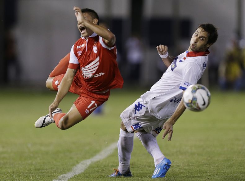 Juan Roa de Independiente Santa Fe de Colombia, a la izquierda, salta en pos del bal&oacute;n mientras David Mendoza de Nacional de Paraguay s&oacute;lo alcanza a mirarlo durante un partido entre ambos equipos por la Copa Libertadores, en Asunci&oacute;n,