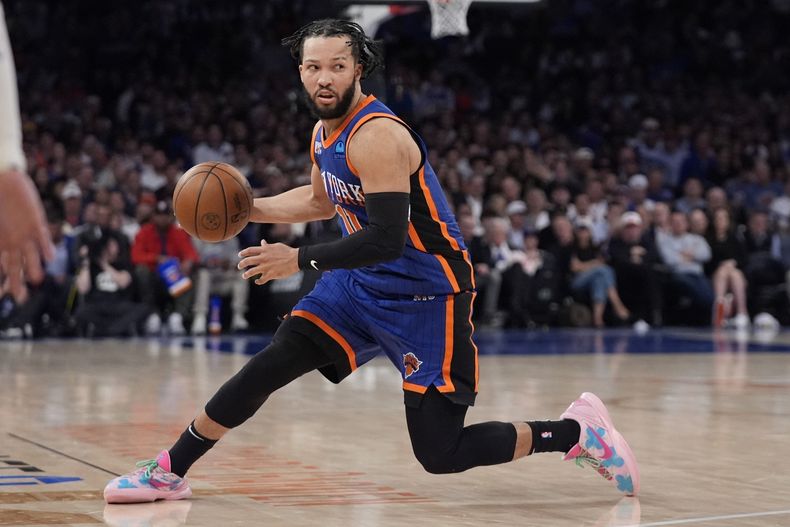 ARCHIVO - Jalen Brunson, de los Knicks de Nueva York, busca pasar el balón durante la segunda mitad del Juego 5 de los playoffs de la NBA en contra de los Pacers de Indiana, el 14 de mayo de 2024, en Nueva York (AP Foto/Frank Franklin II, Archivo)