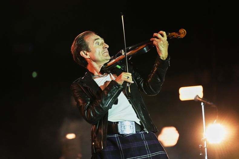 Saul Davies, de la banda de rock inglesa James, actúa durante el festival de música Corona Capital en Ciudad de México, el domingo 16 de noviembre de 2025. (Foto AP/Claudia Rosel)