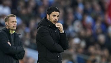 El técnico de Arsenal Mikel Arteta durante el partido contra el Manchester City en la Liga Premier, el miércoles 26 de abril de 2023. (AP Foto/Dave Thompson)