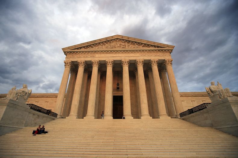 ARCHIVO – El edificio de la Corte Suprema de Estados Unidos cerca del atardecer, en Washington, el 18 de octubre de 2018. (AP Foto/Manuel Balce Ceneta, Archivo)