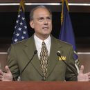 Nominado de Trump para zar antidrogas retira su candidatura